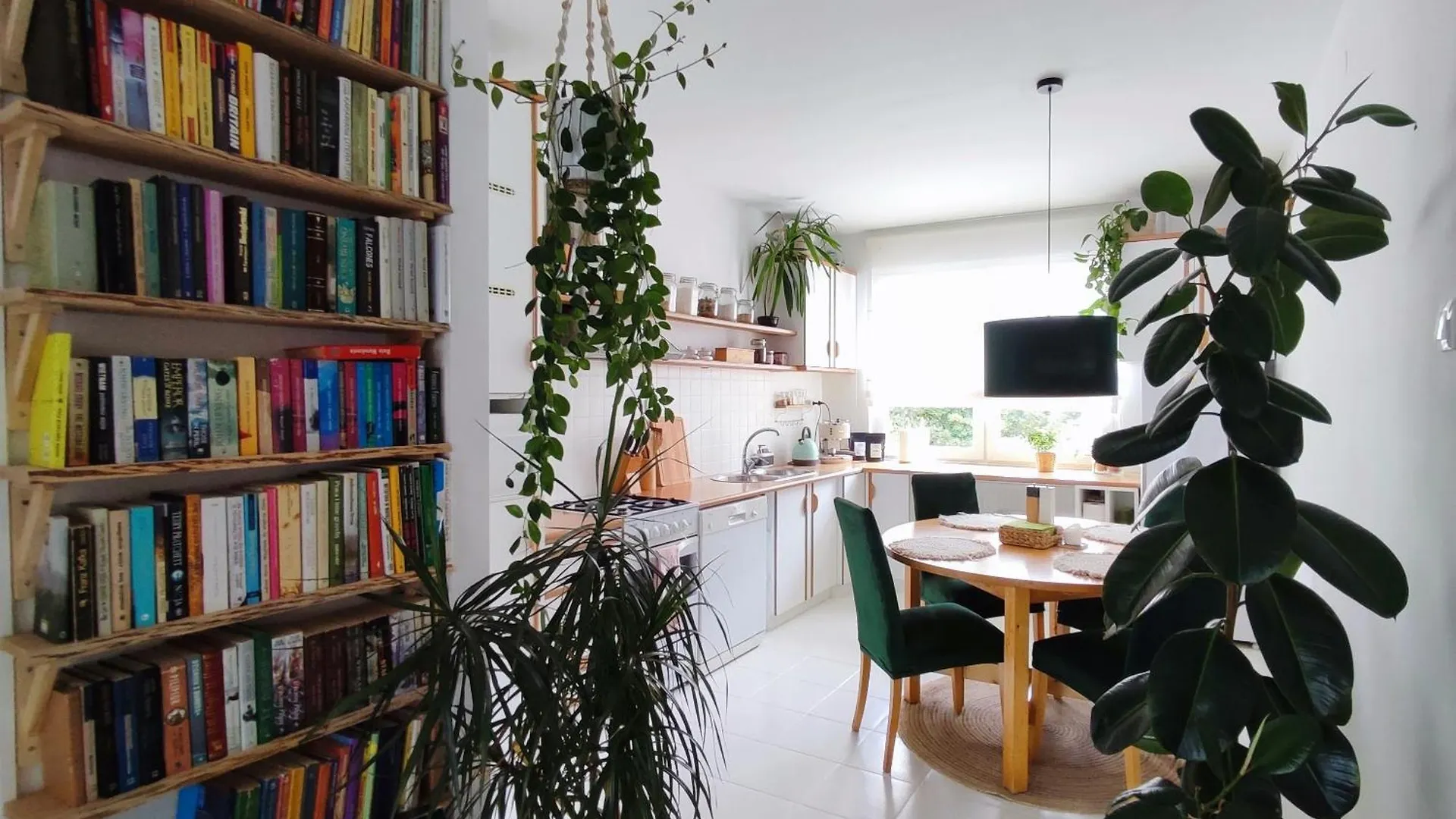Apartment Urokliwy Azyl W Miescie: Komfort I Spokoj, Projektor I Hi-Fi, 6 Minut Kolejka Do Centrum. Poznan